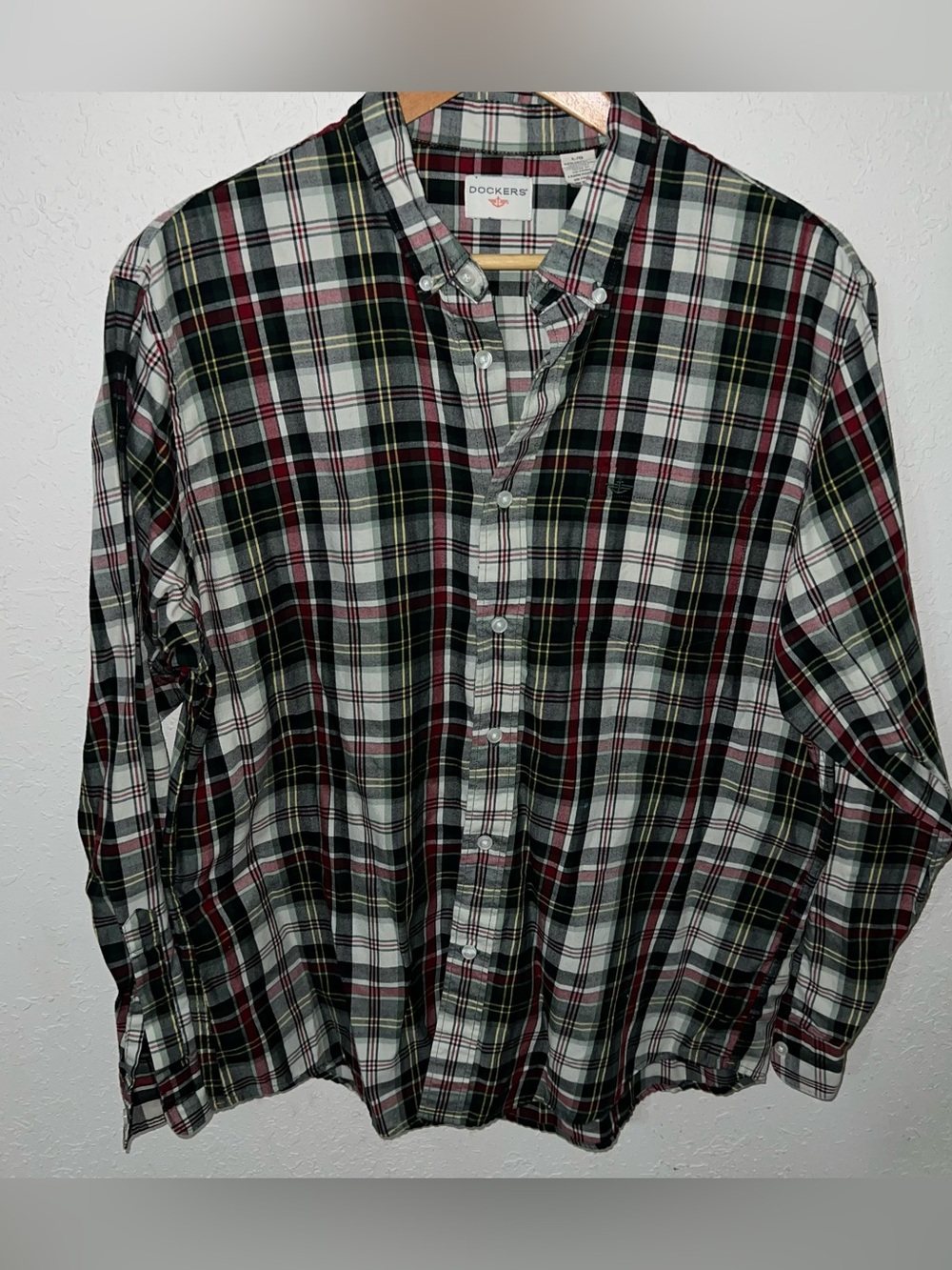 Dockers Shirt Men’s Large Plaid Button Down Long Sleeves Red Green White Color.